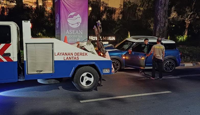 Kecelakaan di Kawasan Senayan, Mini Cooper Tabrak Tembok Pembatas Jalan