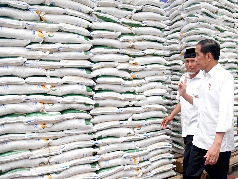 Cek Gudang Bulog Padang, Jokowi: Cadangan Beras Harus Ada meski Produksi Surplus 