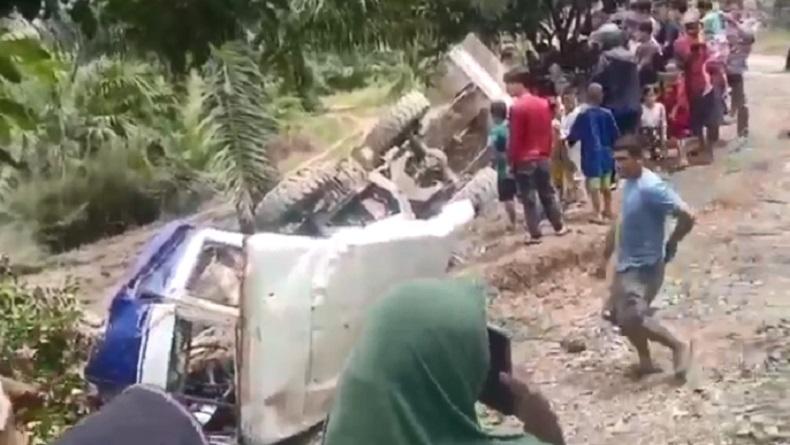 Kecelakaan di Aceh Singkil, Truk Angkut Alat Berat Terjun ke Jurang, 3 Tewas 1 Luka Berat 