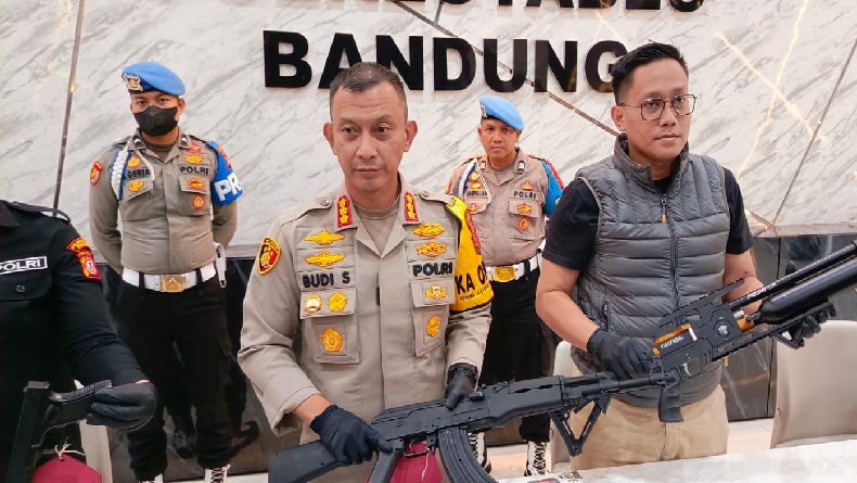 Polisi Usut 4 Senjata Airsoft Gun Milik Pria Berkacamata Penganiaya Dokter Gigi di Bandung