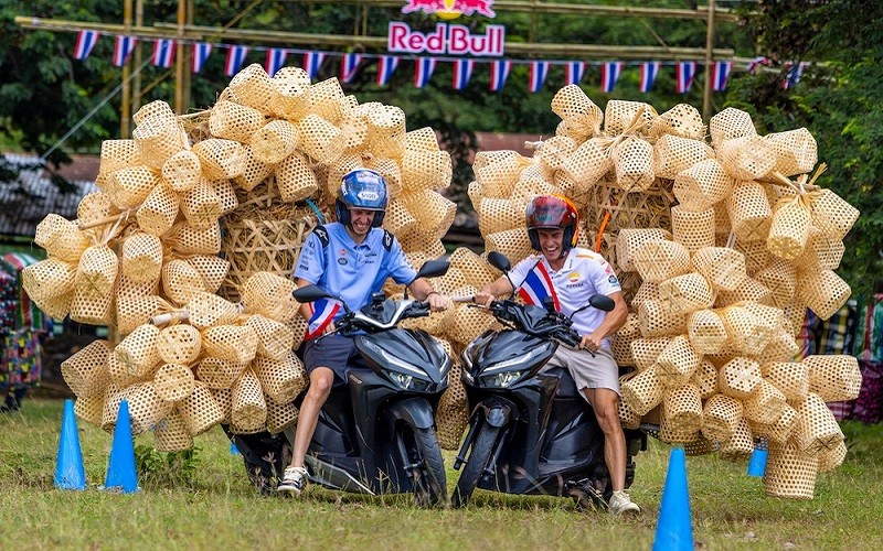 Kocak! Marc dan Alex Marquez Balapan Pakai Skuter Matik Bawa 200 Keranjang Bambu 