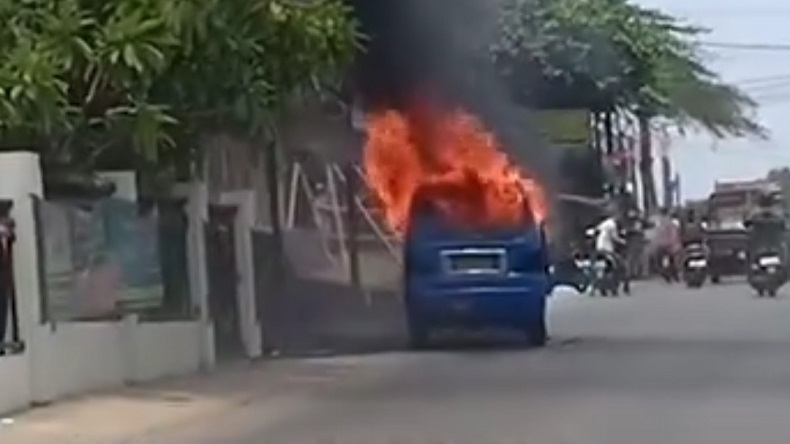 Angkot Terbakar di Pinggir Jalan Parung Bogor, Api Berkobar