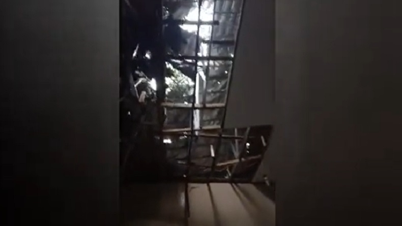 Hujan Deras Disertai Angin Kencang, Pohon Besar Tumbang Timpa Kantor Camat Karang Tanjung
