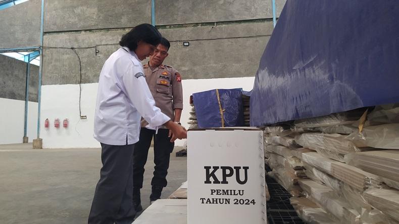 KPU KBB Terima Logistik Pemilu 2024, 5 Bilik dan Kotak Suara Rusak