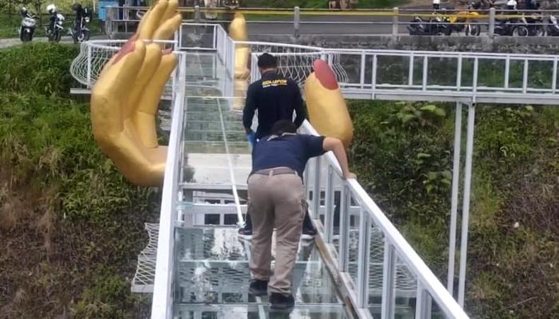 Ini Penyebab Jembatan Kaca The Geong Limpakuwus Pecah Tewaskan 1 Orang 