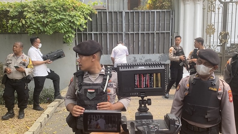 Dua Rumahnya di Jaksel dan Bekasi Digeledah Polisi, di Mana Firli Bahuri?