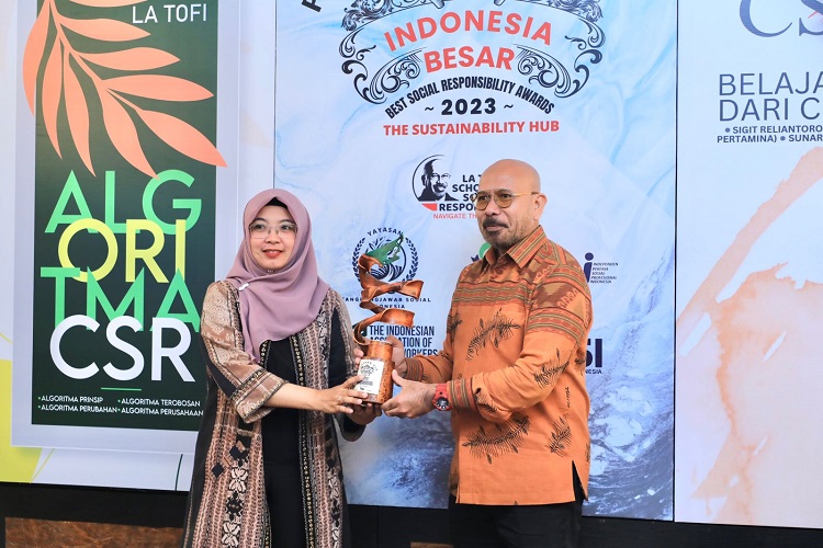 Dirut Pertamina Jadi Bintang CSR di Indonesia Best Social Responsibility Awards 2023