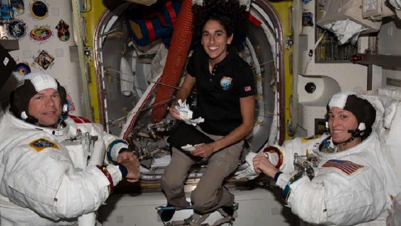 Ngerinya Perawatan Stasiun Luar Angkasa oleh Astronot: Sampah Antariksa Bisa Sebabkan Kecelakaan Fatal