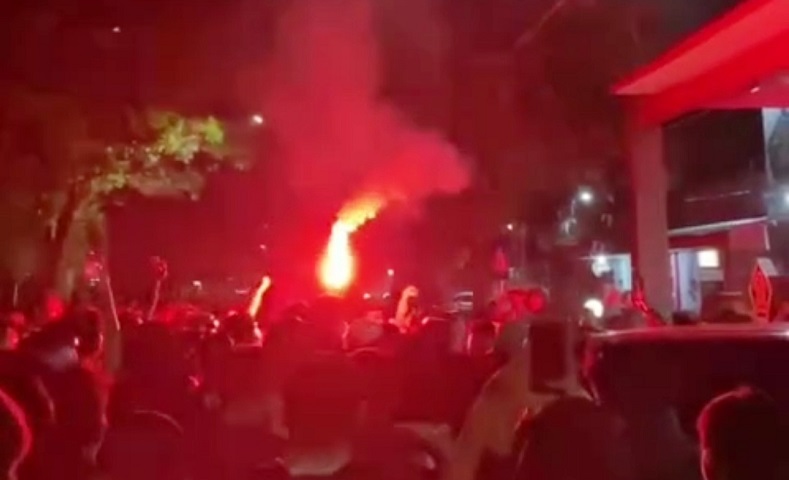 Bebas dari Tahanan, 7 Pelaku Perusakan Kantor Arema FC Disambut Massa dengan Nyanyian dan Flare