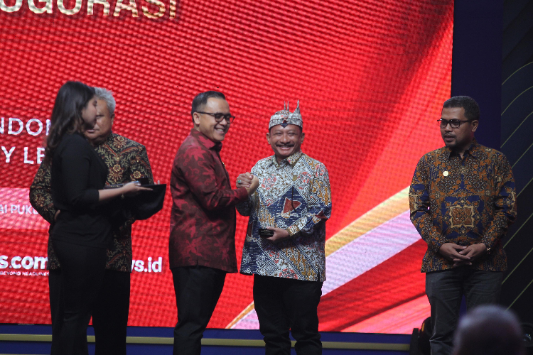 Pertumbuhan Ekonomi Situbondo Meningkat, Bupati Karna Suswandi Sabet Penghargaan IVL 2023 