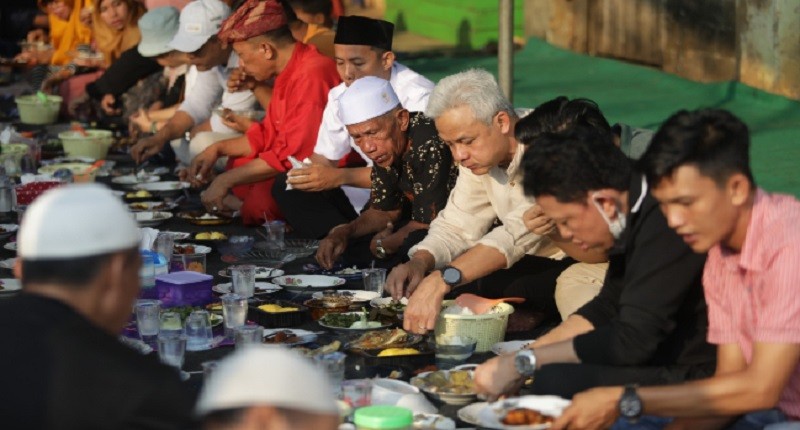 Momen Ganjar Pranowo Nginep di Rumah Warga di Lampung, Ketagihan Makan Sambal Seruit