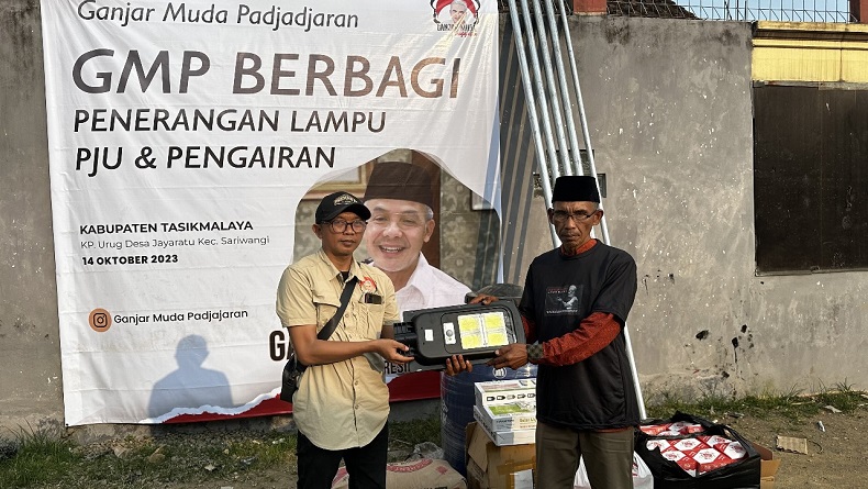 Relawan Ganjar Pranowo Bantu Lampu PJU, Warga Tasikmalaya: Ini yang Kami Dibutuhkan