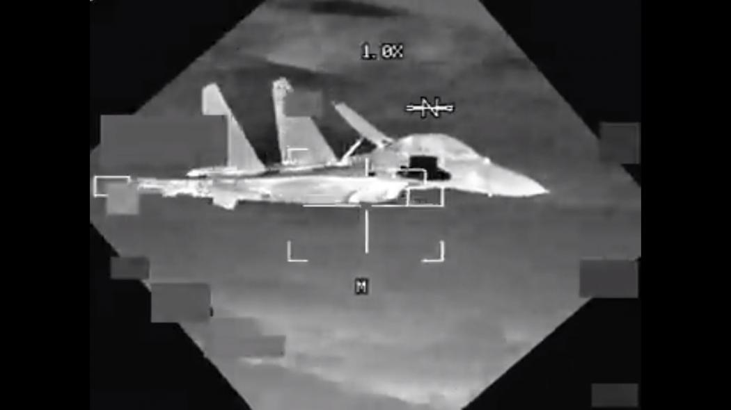Video Menegangkan Jet Tempur China Tempel Pesawat Pembom AS di LCS, Jarak Hanya 3 Meter!