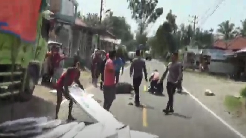 Tumpukan Kotak Suara Jatuh Timpa Pengendara Motor di Pasaman, 2 Orang Dilarikan ke Rumah Sakit