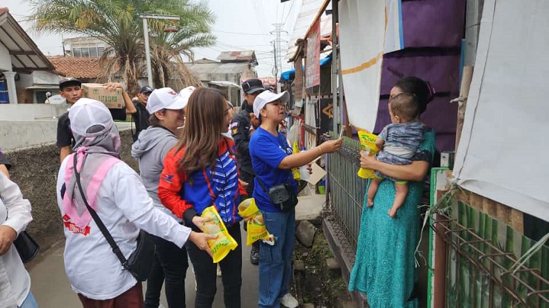 Bacaleg Partai Perindo Rere Tati Sosialisasi KTA Asuransi dan Bagikan 300 Minyak Goreng di Depok