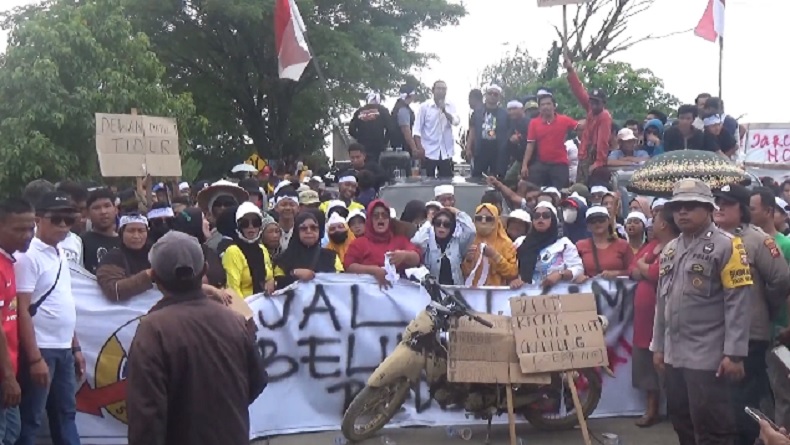 Ratusan Warga Blokade Jalan Menuju Keraton Sintang dan Ketungau Kalbar