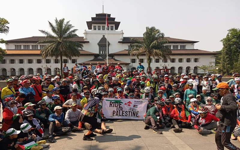 Ratusan Pesepeda Se-Bandung Raya Gelar Aksi Gowes untuk Palestina