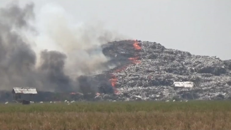TPA Jalupang Karawang Terbakar Hebat, Aktivitas Pembuangan Sampah Terganggu 