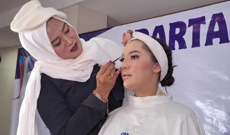 Bacaleg Partai Perindo Erlinarti Beri Pelatihan Make Up Profesional Gratis, Ini Tujuannya    