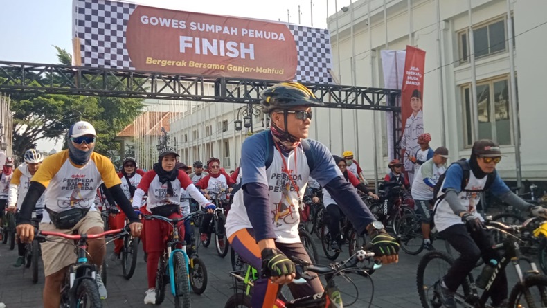 Ribuan Pesepeda Ramaikan Gowes Sumpah Pemuda Relawan Ganjar Pranowo di Bandung