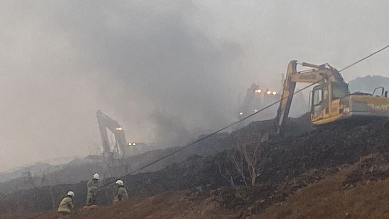 Kebakaran TPST Bantargebang Bekasi Berhasil Dikendalikan, Petugas Lakukan Pendinginan