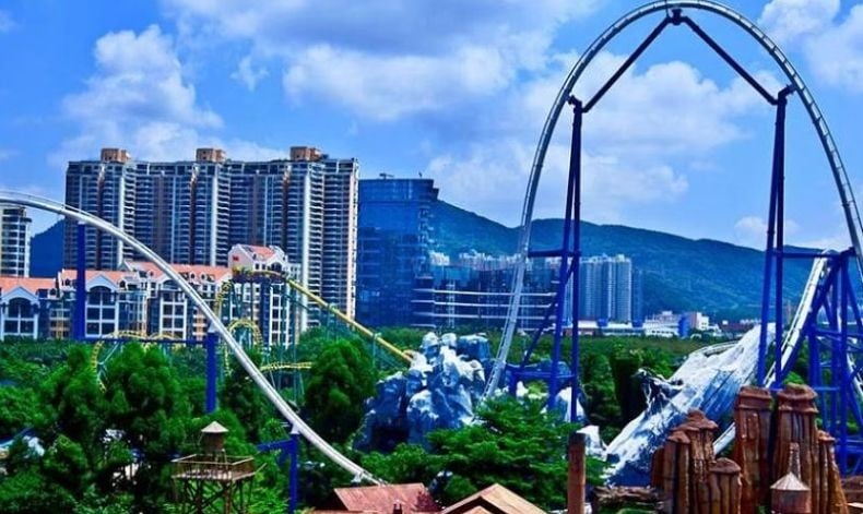 Ngeri! 2 Kereta Roller Coaster Tabrakan di Taman Hiburan China 