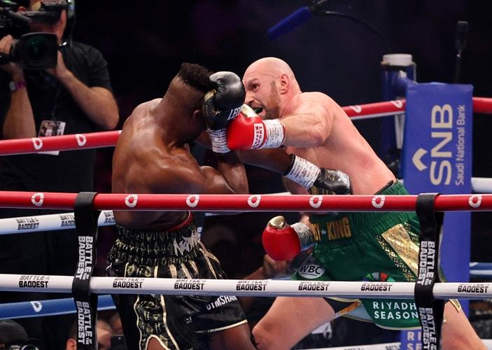 Seru! Tyson Fury Kalahkan Francis Ngannou di Ring Tinju meski Sempat Knock Down dan Dahi Berdarah