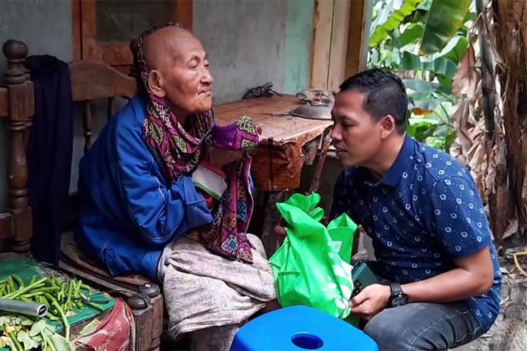 Keren, Pengusaha Muda Jambi Bagikan Sembako untuk Janda Tak Mampu di Hari Sumpah Pemuda