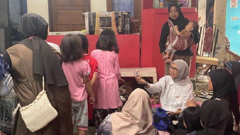 Anak-anak Gang Nangka Cilandak Gembira Diberikan Susu oleh Caleg Perindo Alva Ruslina