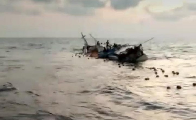 KM Marcopolo Terbalik di Perairan Pulau Sadulang Besar Sumenep, 10 Ton Kelapa Jatuh ke Laut