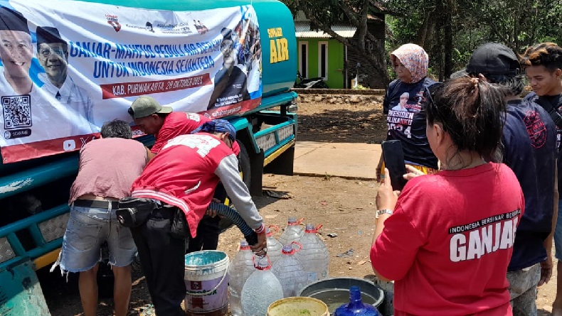 KawanJuangGP Bagikan Ribuan Liter Air Bersih di Purwakarta, Warga: Kami Bersyukur