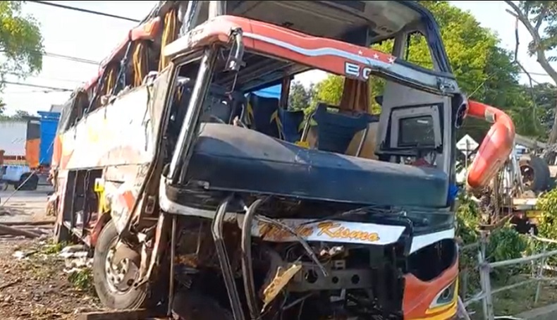 Kecelakaan Maut di Probolinggo, Bus Tabrak Pohon dan Terguling, 2 Orang Tewas 5 Luka Berat