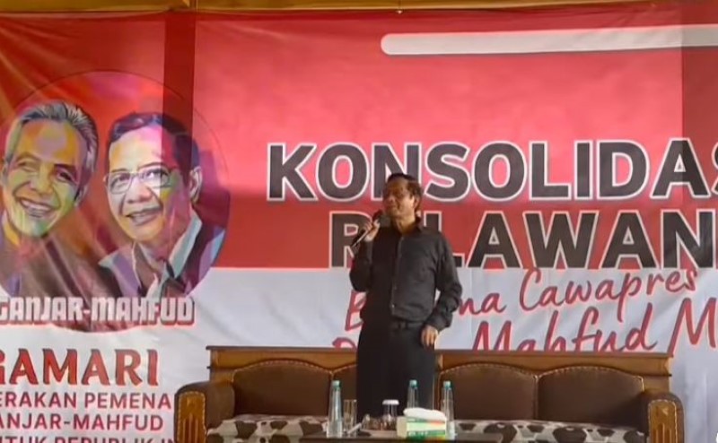 Mahfud MD Dihadiahi Keris oleh Relawan: Simbol Perjuangan demi Kemajuan Bangsa