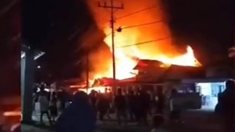 Diduga Korsleting Listrik, 3 Rumah di Sambas Ludes Terbakar
