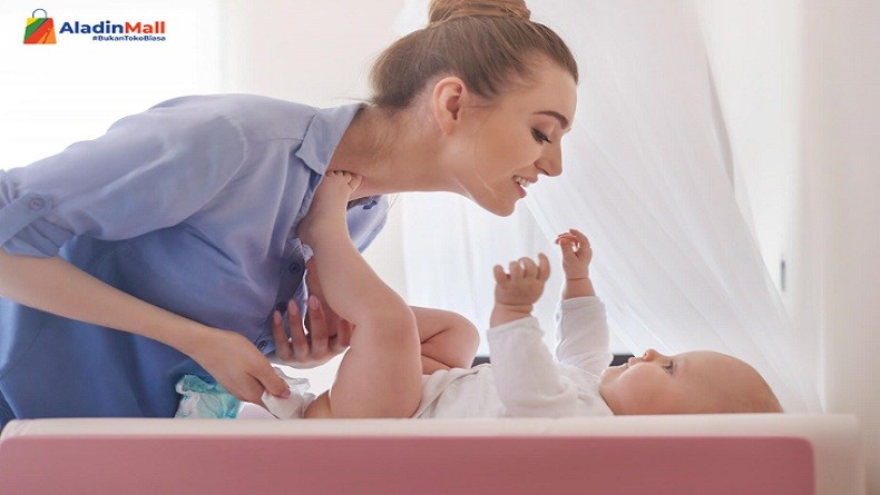 Bersih dan Sehat, Ini 6 Cara Mengganti Popok Bayi yang Benar 