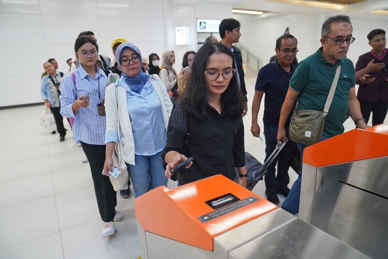 Ini Perbedaan Cara Penggunaan QR Code dan Tiket Fisik Whoosh 