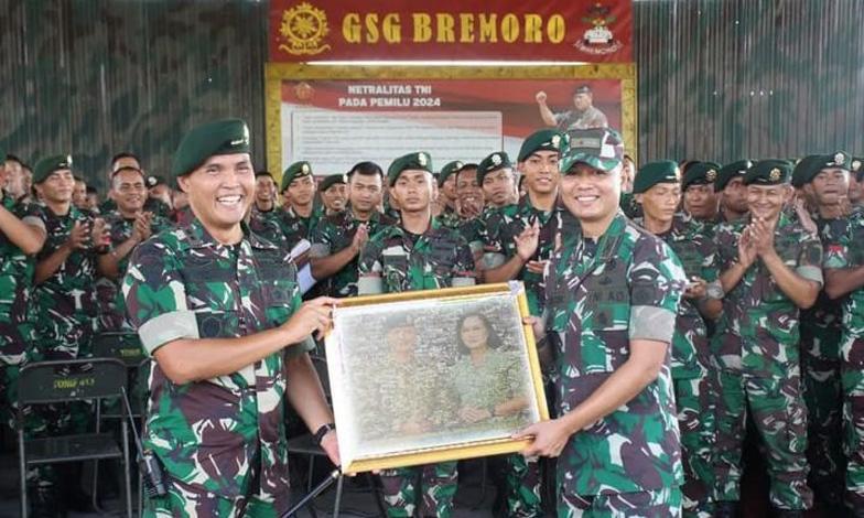  Danbrigif 6/TSB/2 Kostrad Berikan Jam Komandan ke Seluruh Prajurit Bremoro, Ini Harapannya