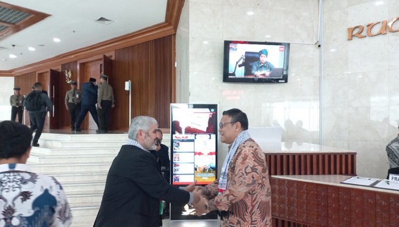 Momen Para Anggota DPR Kenakan Syal Palestina saat Rapat Paripurna