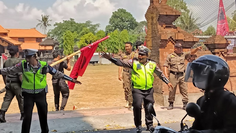 Bendera dan Baliho Ganjar-Mahfud Dicopot di Lokasi Kunker Presiden Jokowi, PDIP: Membahayakan Proses Demokrasi
