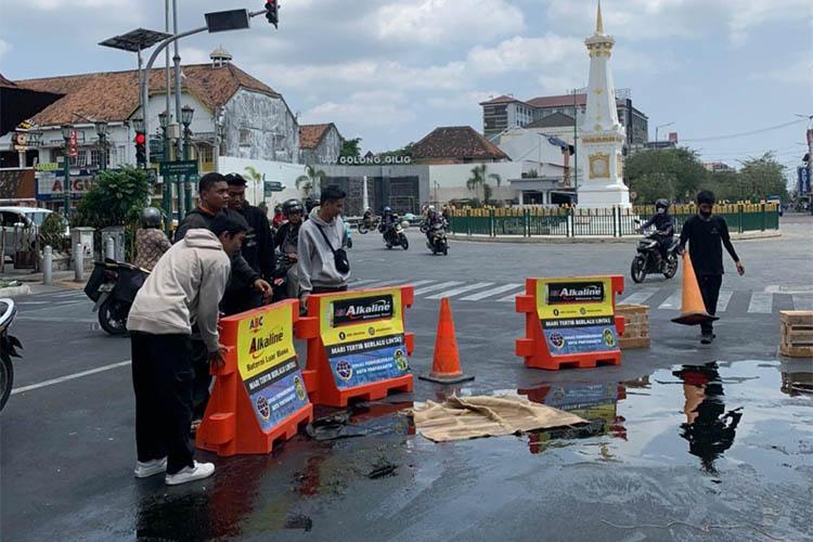 Viral Cairan Limbah Mirip Minyak Genangi Sisi Utara Tugu Jogja