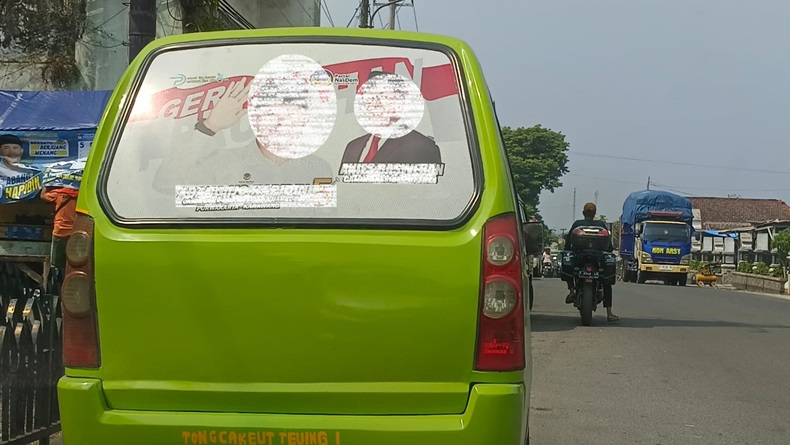 Poster Bacaleg Marak Terpasang di Angkot, Dishub Purwakarta Bakal Tertibkan  