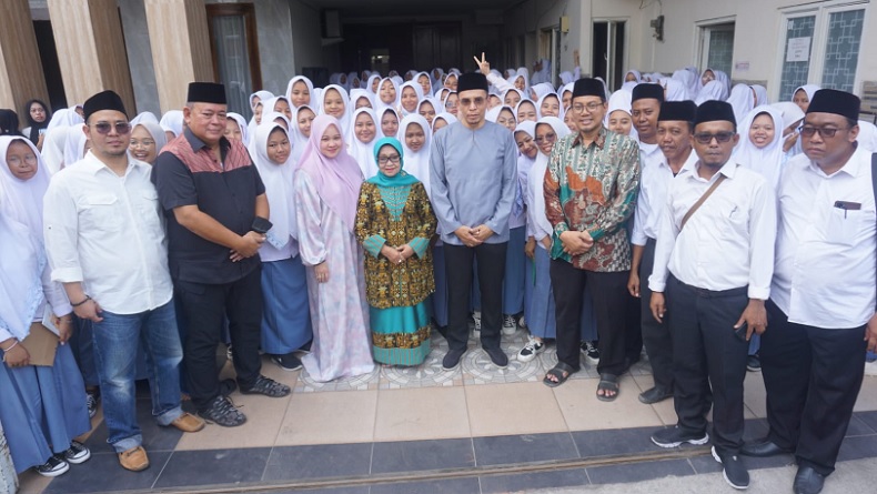 Kunjungi Ponpes di Tambak Beras, TGB Sampaikan Salam Sayang Ganjar-Mahfud kepada Santri
