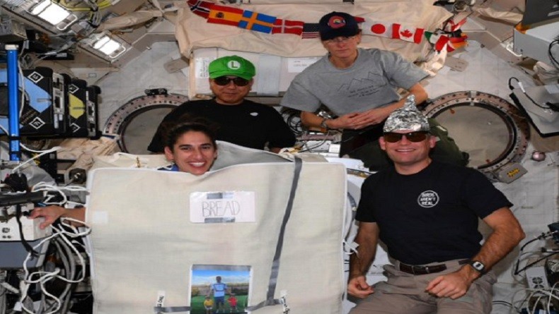 Astronot Stasiun Luar Angkasa Rayakan Halloween, Pamer Kostum Kreatif