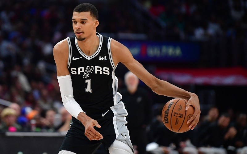 Hasil NBA 2023/2024: Spurs Menang Tipis Atas Suns, Knicks Benamkan Cavaliers