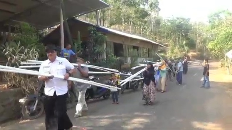 Dapat Bantuan 50 Paralon dari Partai Perindo, Warga Cisitu Sumedang: Alhamdulillah