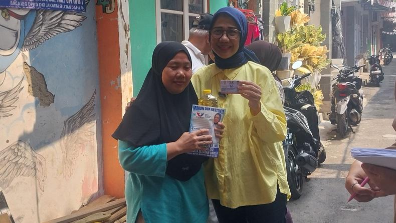 Jumat Barokah, Bacaleg Perindo Alva Ruslina Bagikan Minyak Goreng Gratis di Pasar Minggu