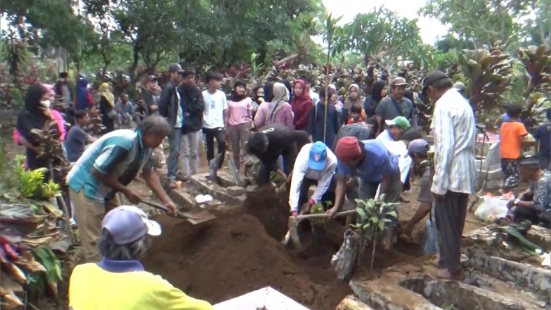 Pemakaman Korban Miras Oplosan di Subang Diwarnai Isak Tangis Keluarga