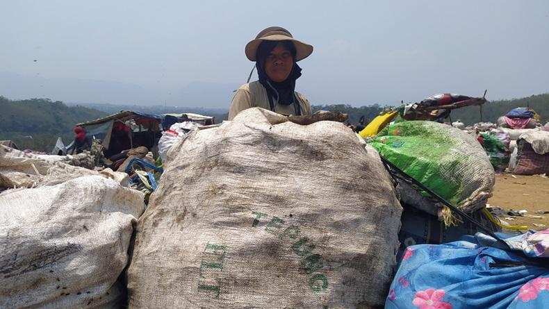 Cerita Pemulung TPA Sarimukti KBB, Berburu Harta Karun di Balik Gunungan Sampah 