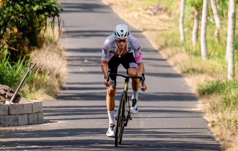 Gokil! Aleix Espargaro Asyik Bersepeda 180 Km di Bali sebelum MotoGP Malaysia 2023