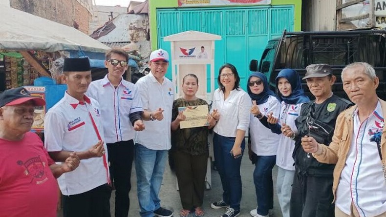 Caleg Partai Perindo Sahat Hutapea Bagikan 4 Gerobak di Jakut